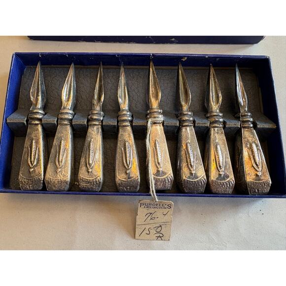 1940's Oneida Corn Holders Set of 8 Fancy Silver Plated Corn on the Cob Holders - Picture 2 of 7